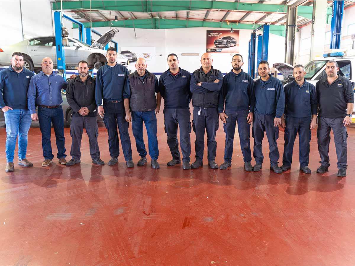 המנכ"ל ח'יר נג'מי יחד עם העובדים המקצועיים במוסך המורשה במרכז