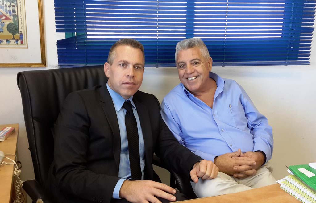 עם השר גלעד ארדן. "כאשר אתה מחובר למנכ"לים ולמנהלים הבכירים במשרדי הממשלה, אתה מניע תהליכים"