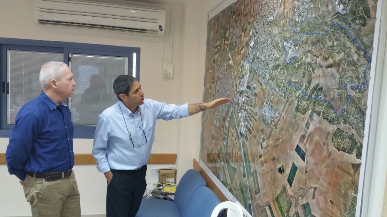 ראש העיר של עפולה מירון מציג לשר על גבי המפה את תנופת הבנייה