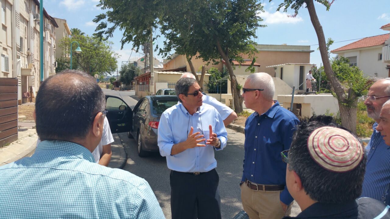 מירון בסיור עם אורחו בפרויקטים שונים בעפולה