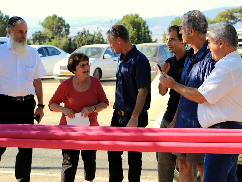 מעמד גזירת הסרט בטקס חנוכת הפארק. מימין: שמעון סורקה, משפחתה של יעל, עובד נור ורב היישוב גן נר, אבשלום קיל