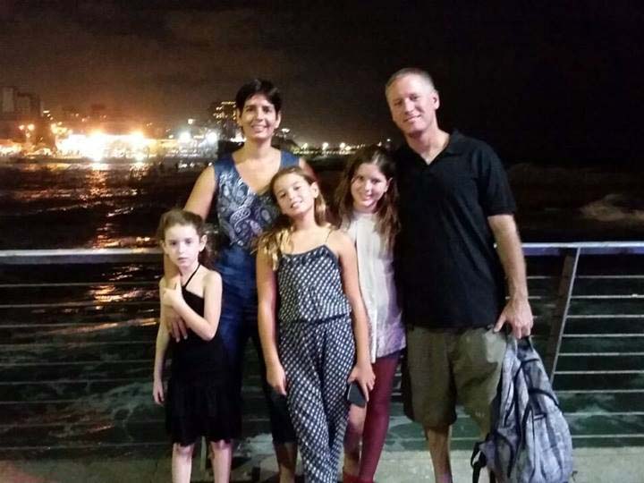 עובד נור עם אשתו דורית ובנותיו. באדיבות הפייסבוק עובד נור הרשמי