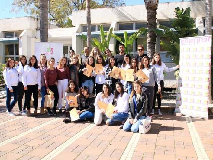 התלמידות והמורים שתרמו שיער לעמותת "זכרון מנחם"