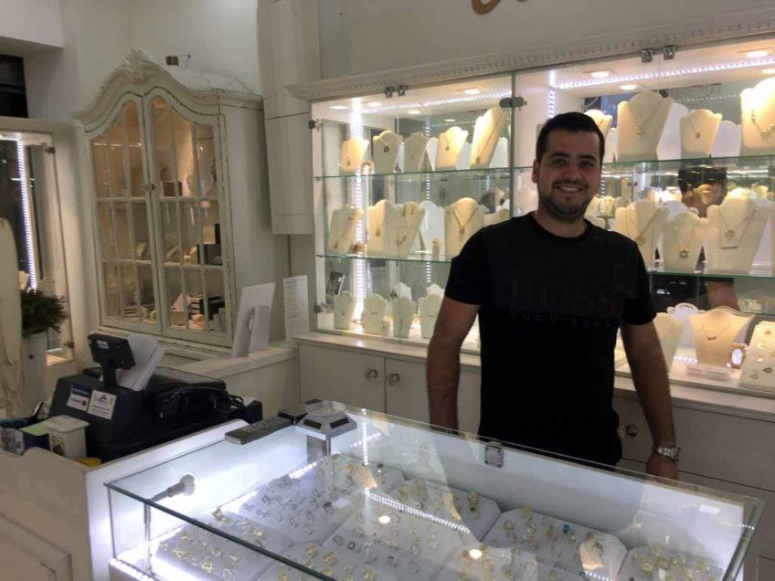 גילוי נאות, המדור לא התאפק ורכש לזוגתו שתחיה תכשיט קטן אבל עם נצנוץ גדול בהמלצת דניאל ותיעד