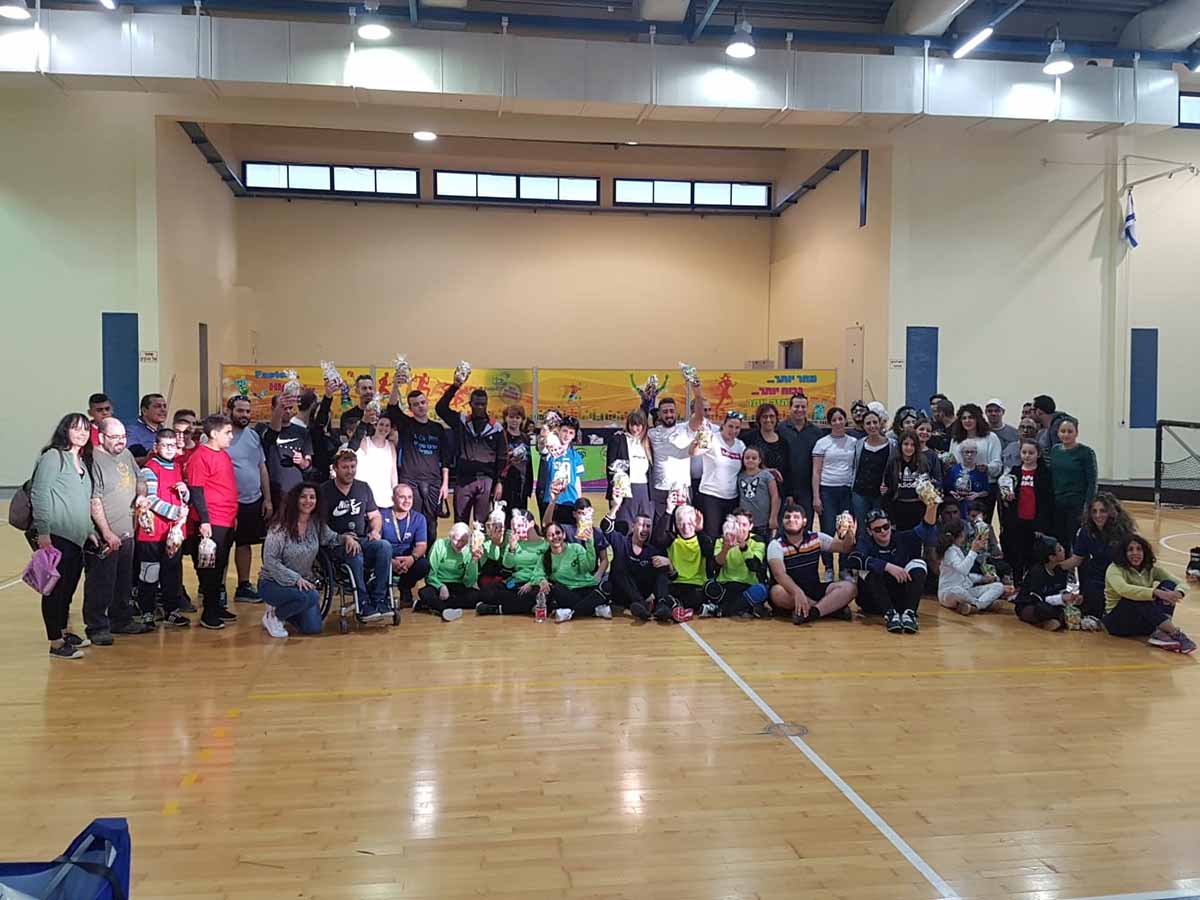 עובדי בנק הפועלים מסניפי עפולה עלית וכפר תבור יחד עם התשורה לשחקנים