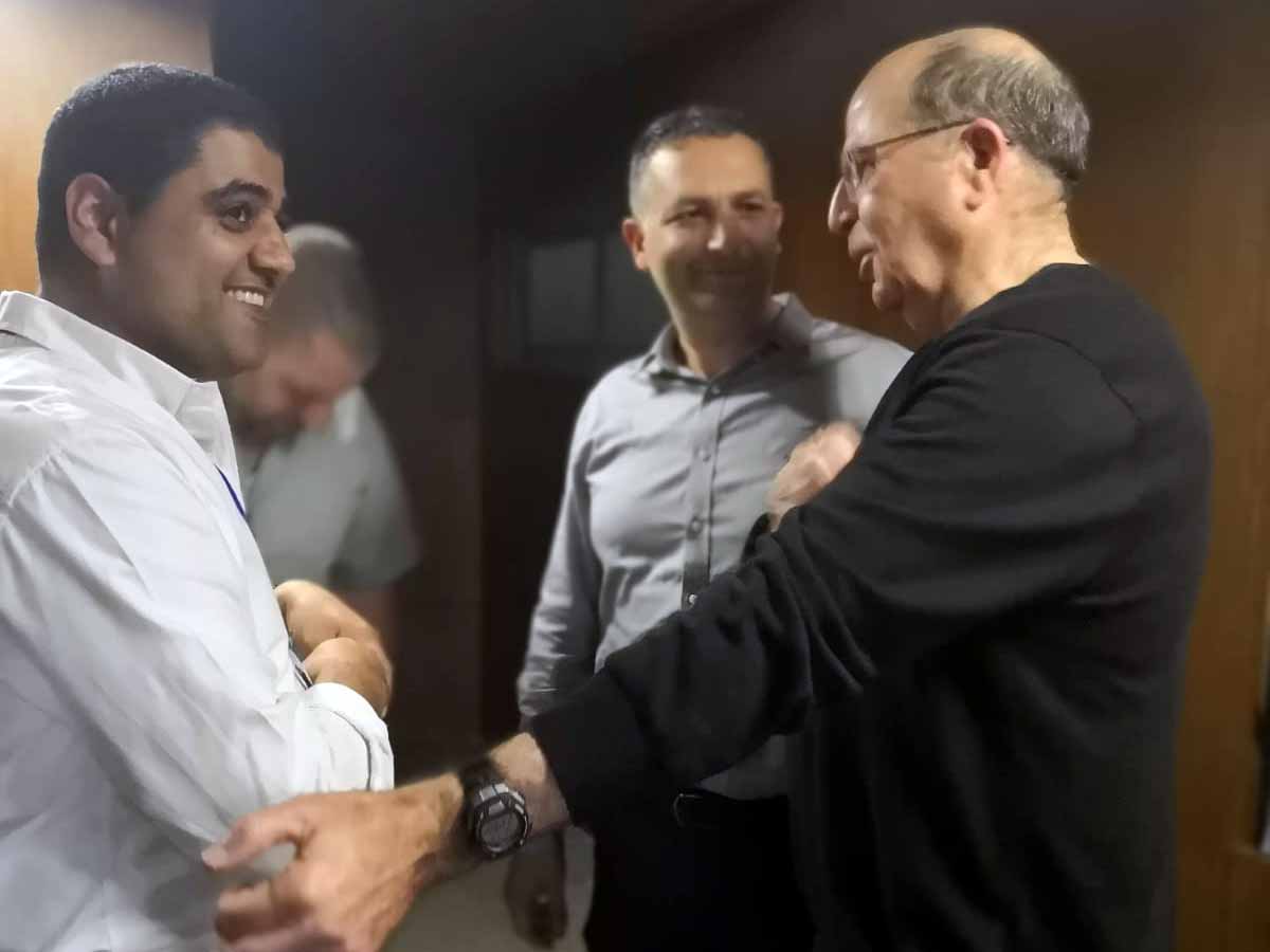 חבר מועצת העיר לירז וזאן עם בוגי יעלון. צילום: עמית נוריאני
