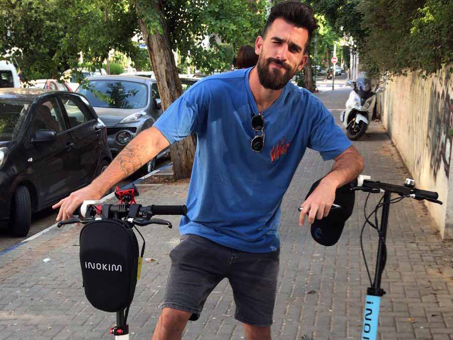 רון שושן. מגיע לאימונים עם קורקינט חשמלי