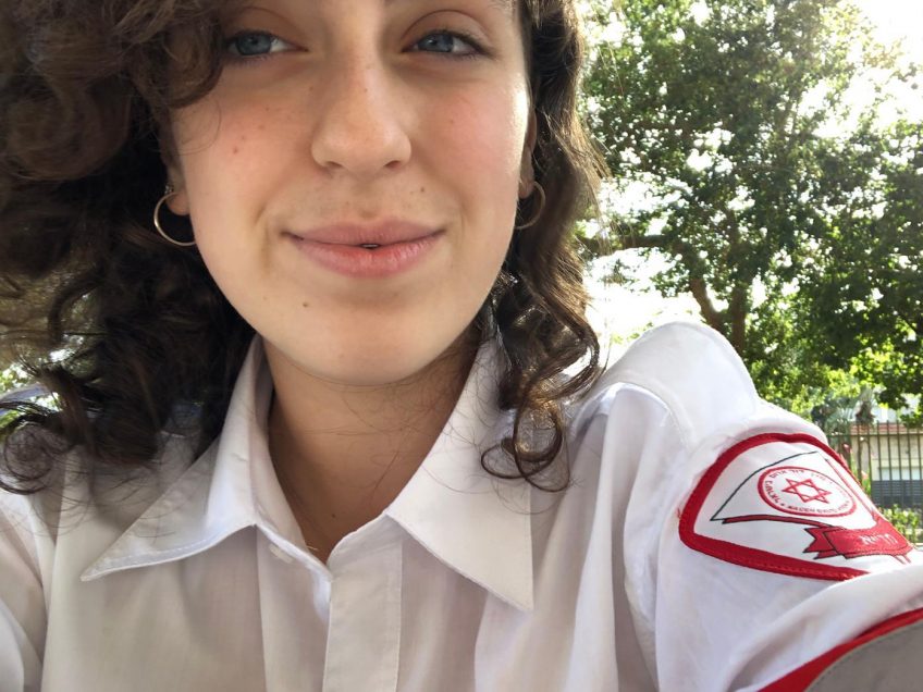 סיוע בשחקים: צעירה מעפולה העניקה טיפול רפואי לנער שאיבד הכרתו בטיסה סיוע בשחקים: צעירה מעפולה העניקה טיפול רפואי לנער שאיבד הכרתו בטיסה