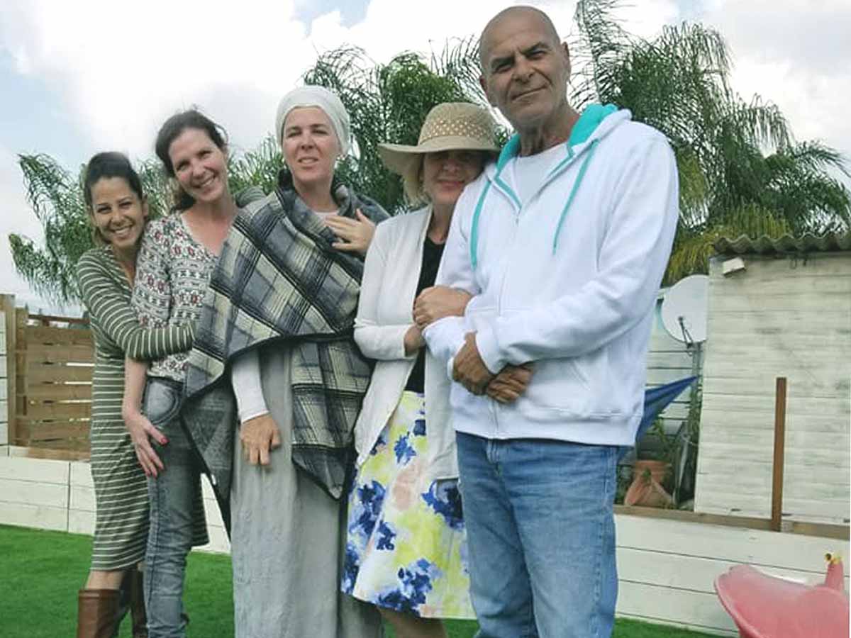 אבי פילוסוף ז"ל יחד עם בנותיו דורית, חנית, דנית וסיוון