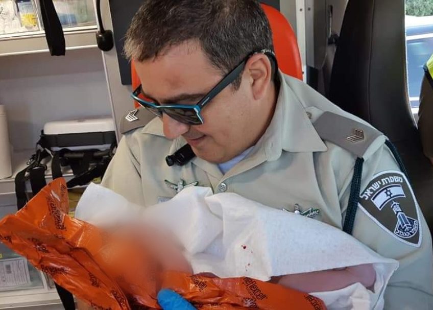 מזל טוב: שוטרי משמר הגבול של משטרת ישראל יילדו אישה מזל טוב: שוטרי משמר הגבול של משטרת ישראל יילדו אישה