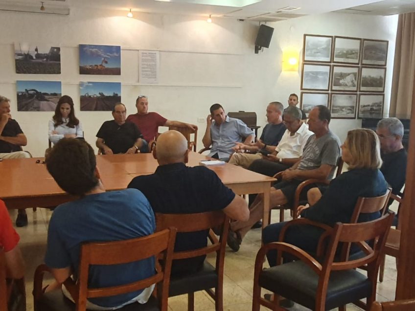 נהלל: חברי סיעת "כחול לבן" נפגשו עם פורום החקלאים נהלל: חברי סיעת "כחול לבן" נפגשו עם פורום החקלאים