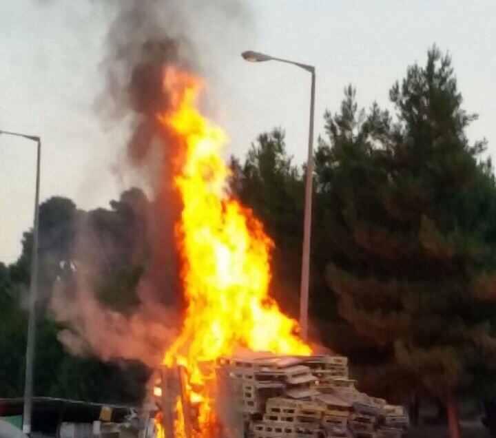 משאית עולה באש בצומת השומרים משאית עולה באש בצומת השומרים
