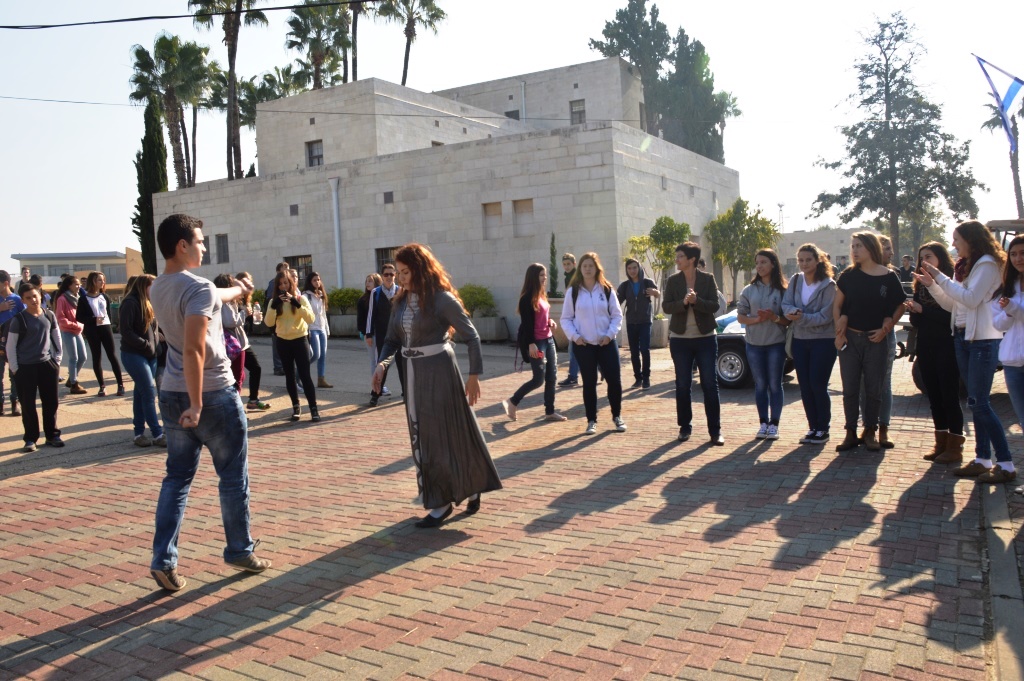 ריקוד צ'רקסי בהפסקה בביה"ס בכדורי
