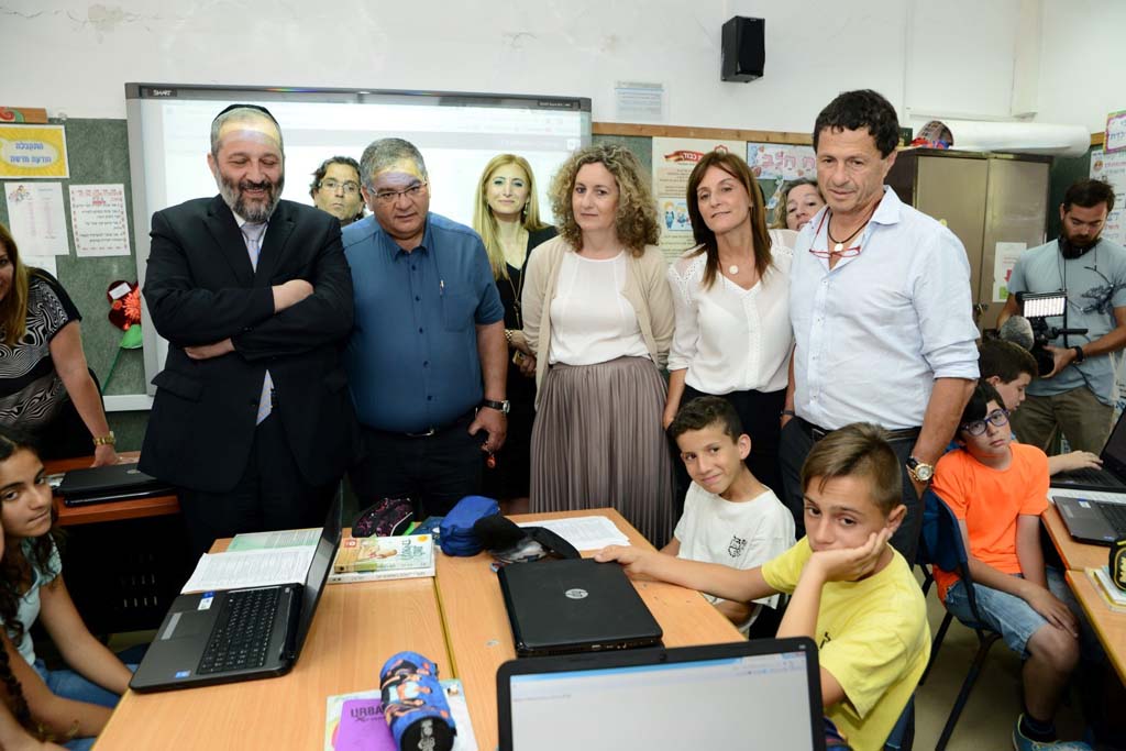 ברדה והשר דרעי עם איש העסקים אנג'ל ובכירי משרדם צופים בתלמידים