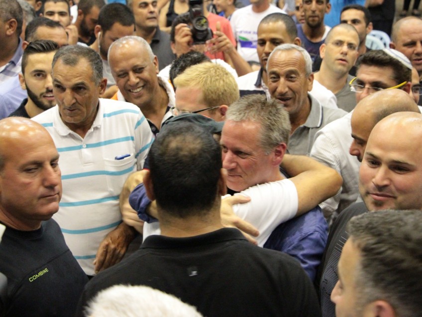 צהלה גדולה לאחר הקראת התוצאות. עובד נור מגיע לבית העם בקיבוץ גבע