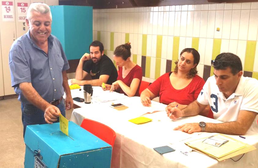 המועמד מוטי כהן מצביע במקום מגוריו בגן נר