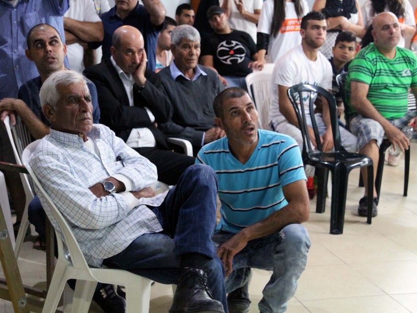 פניהם הנפולות של תומכי מוטי כהן במהלך ספירת הקולות
