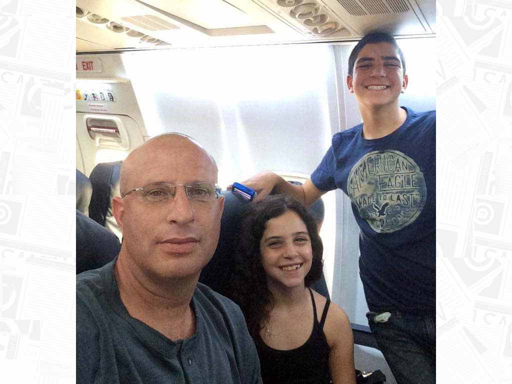 עידו פרנס והילדים במטוס