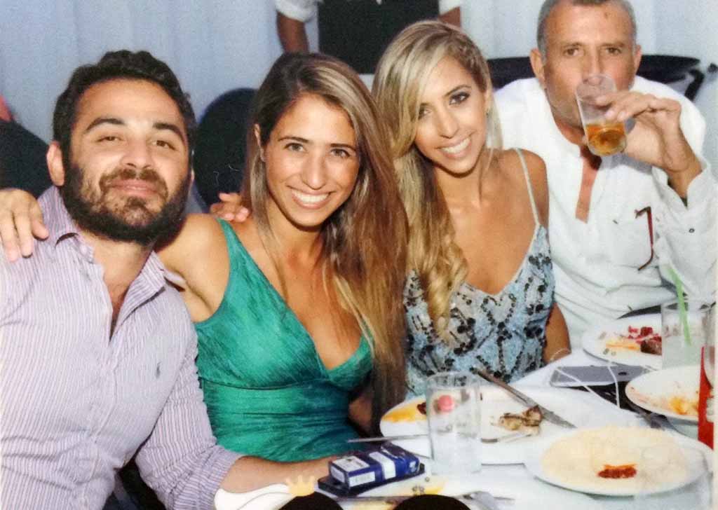 נטלי ונופר מורד עם האבא הגאה והחבר