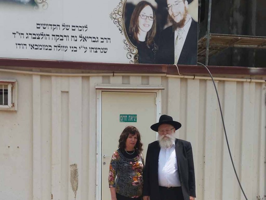 "הנתינה של רבקי הייתה גם בהודו. זה היה לא רק לעזור ליהודים, אלא לכל אדם באשר הוא". הזוג רוזנברג באתר הבנייה של בית המעשים הטובים