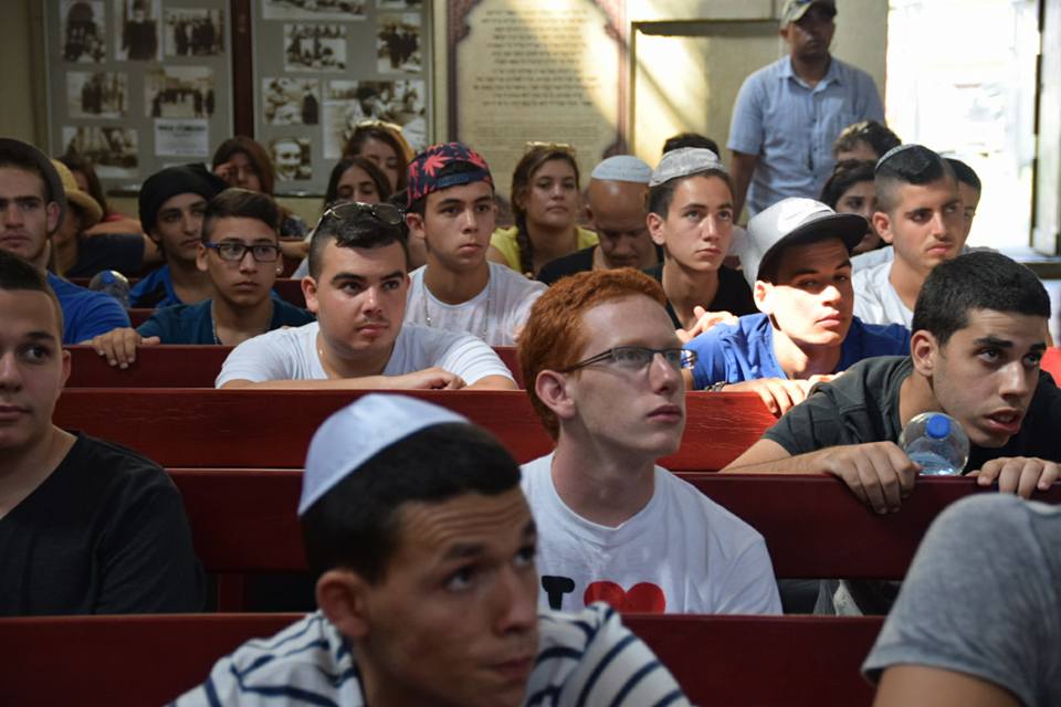 תלמידים בביה"ס "'גאון הירדן דרכא" - נמנה על 63 בתי הספר הערכיים ביותר בארץ