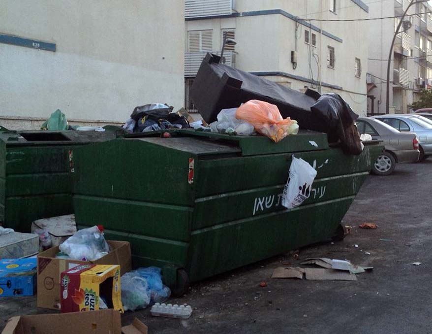 בעקבות השביתה. פחי האשפה עלו על גדותיהם