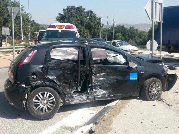 תאונה קשה בכביש 77, ניסיונות חילוץ לאדם שנלכד ברכב