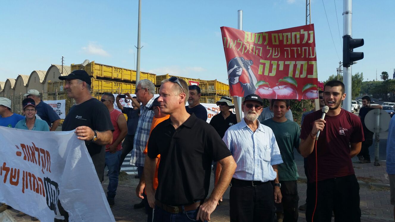 מפגינים בצומת תל יוסף