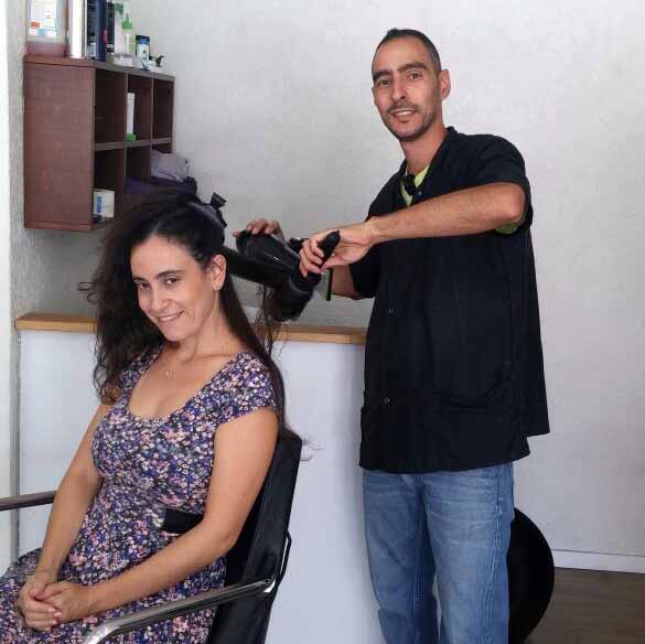 כרמל מטפלת בפריזורה אצל ארז זוויגי