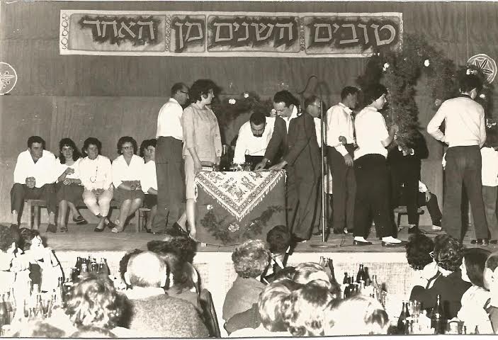הסופר מרדכי אמיתי מחתים את הזוגות בספר היחש