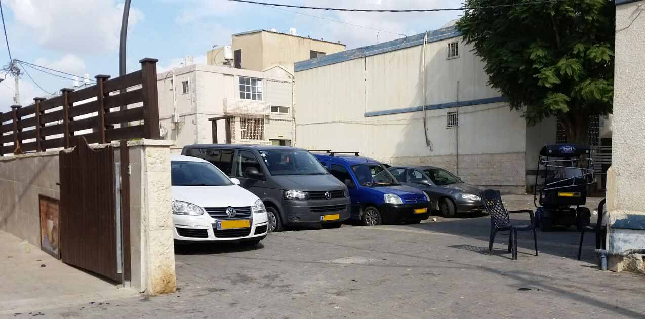 אחת טענות השכנים היא כנגד מצוקת החניה במקום