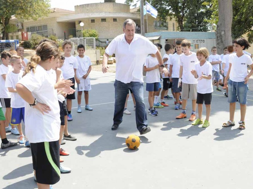 בצר עם תלמידי המועצה. מתגאה בחינוך