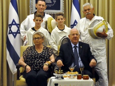 הכל דבש: הנשיא ריבלין מתענג על דבש מהעמק