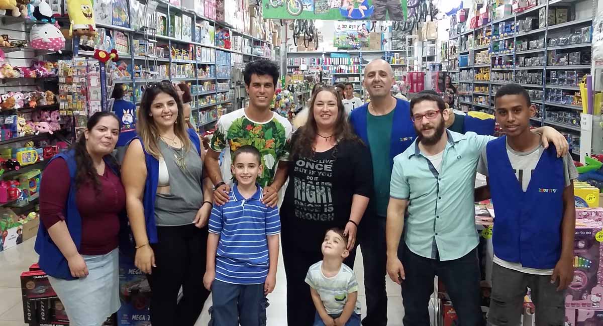 טל מוסרי בהפנינג הצעצועים בחנות "עידן 2000" במתחם ביג בעפולה