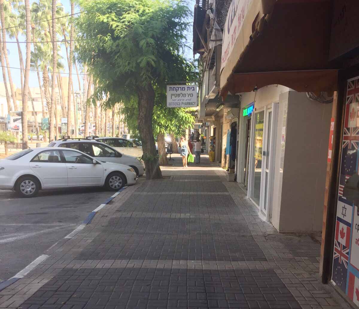 הרחובות והחנויות התרוקנו