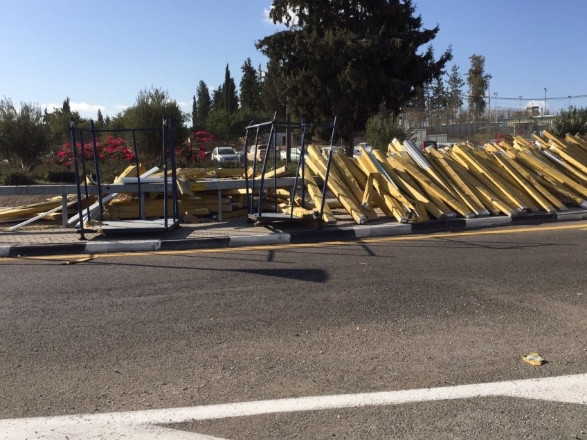 מטען העצים שנשמט ממשאית לפני זמן קצר בצומת מגידו