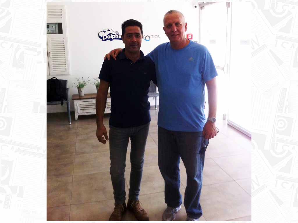 טל נפתלי והסמל של מכבי ת"א מוטי ארואסטי בקיבוץ יזרעאל