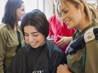 מרגש: חיילות וקצינות תרמו שיער לטובת נשים חולות סרטן