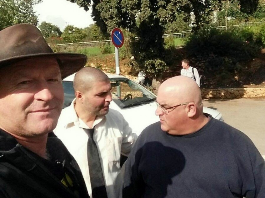 טל זמיר ממושב היוגב יחד עם עומרי שרון שהשתתף אף הוא במחאה