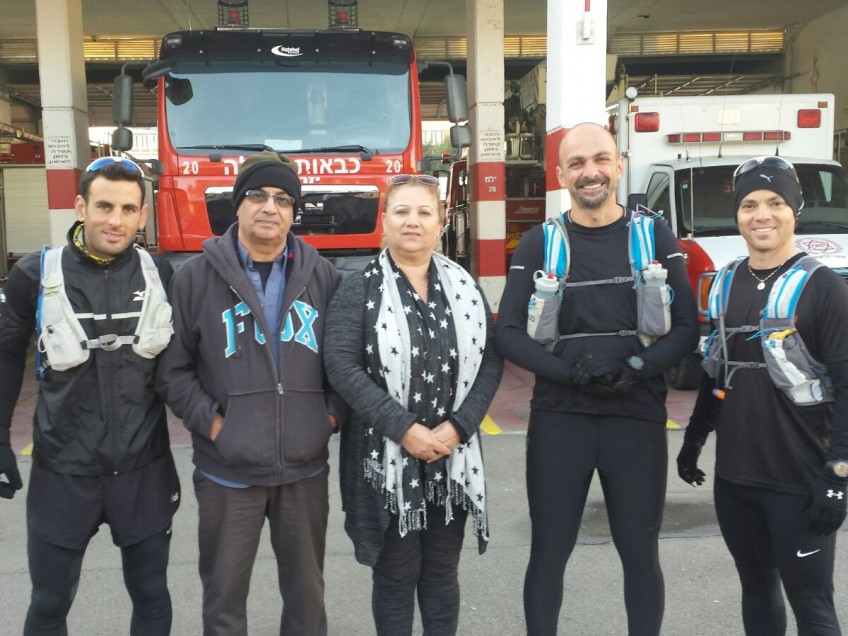 הוריו של דני יחד עם הרצים לפני היציאה לדרך