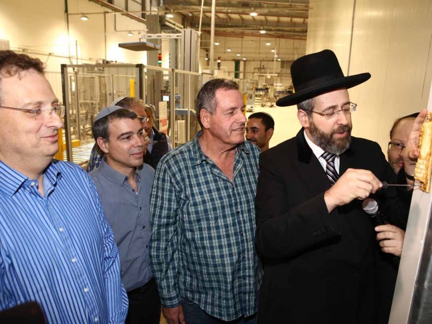 קביעת מזוזה – הרב דוד לאו, רן דוד מנכל, ראש המועצה אייל בצר, גלעד הלוי – יו"ר יקבי כרמל