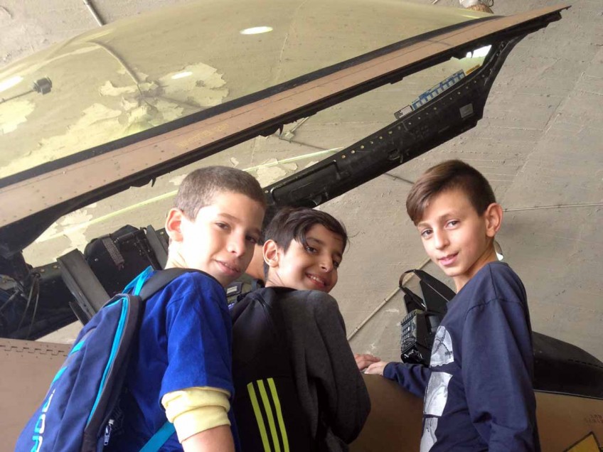 תלמידי ביה"ס "יוספטל" קבלו הסברים על המטוסים בהאנגרים