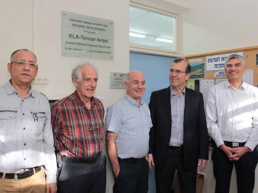 בכירי חברת KLA-Tencor ישראל ובכירי סגל בפקולטה לפיזיקה בטכניון במעמד חנוכת המעבדות המתקדמות