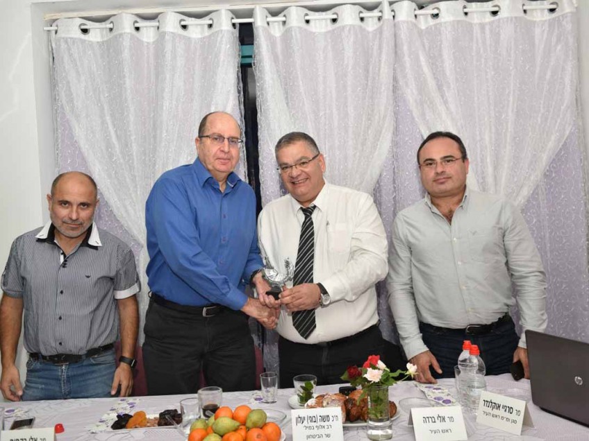 השר יעלון עם ראש העיר ברדה ובכירי העירייה במהלך הביקור בעיר