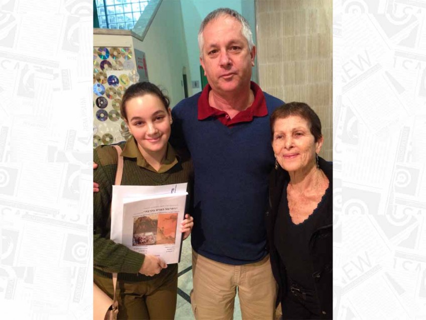 תנו כבוד לעדי שזכתה בפרס "גור אריה" בתמונה עם המנחים שלה