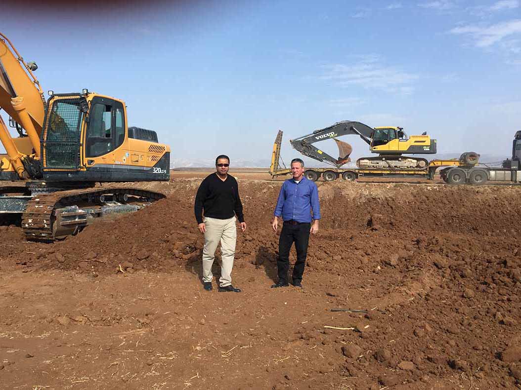 תעלת ניקוז מוקייבלה, מימין ראש מוא"ז הגלבוע נור , משמאל מנכ"ל החברה הכלכלית אלבחירי