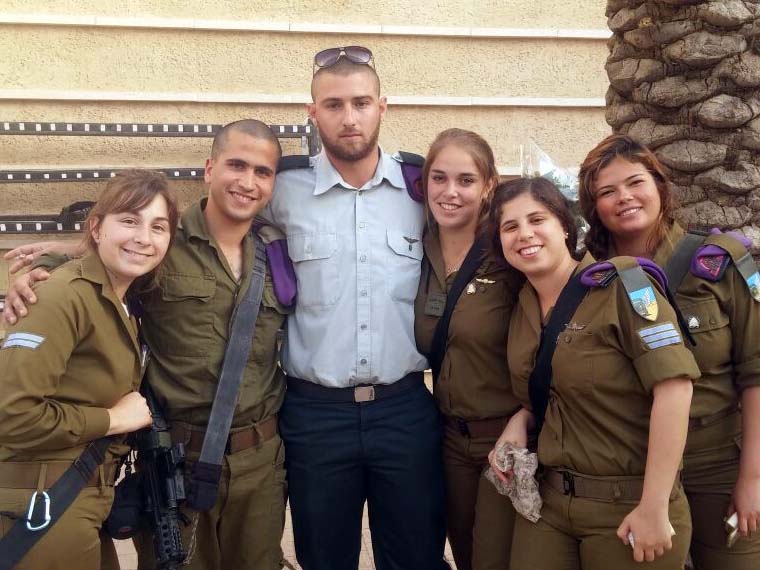 רב-סמל מיכאל פינצ'בסקי, במרכז, עם חבריו לגדוד