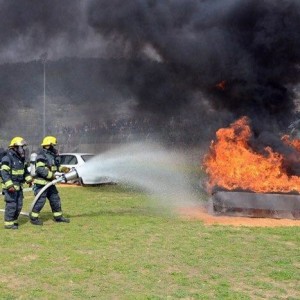 תצוגת תכלית של לוחמי האש לעיני תלמידים כעביה שבעמק יזרעאל