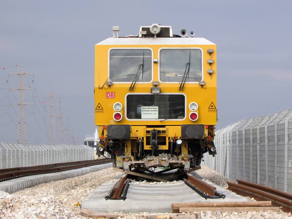 הקרון משמש להידוק פסי הרכבת. צילום ניסים זמיר