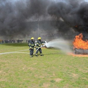 תצוגת תכלית של לוחמי האש לעיני תלמידים כעביה שבעמק יזרעאל